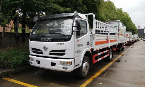 東風(fēng)多利卡D7易燃?xì)怏w廂式車(chē) 