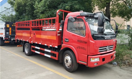 東風(fēng)多利卡易燃?xì)怏w廂式車(chē) 